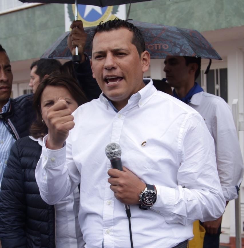 A ALCALDE DE CHÍA COVID Mediante un comunicado el Alcalde de Chía, confirmó que la prueba Covid había salido positiva, razón por la que permanecerá trabajando en aislamiento